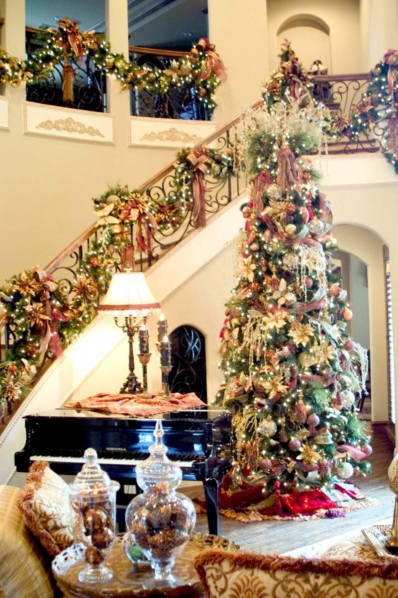 Christmas Staircase Decorations Ideas for This Year