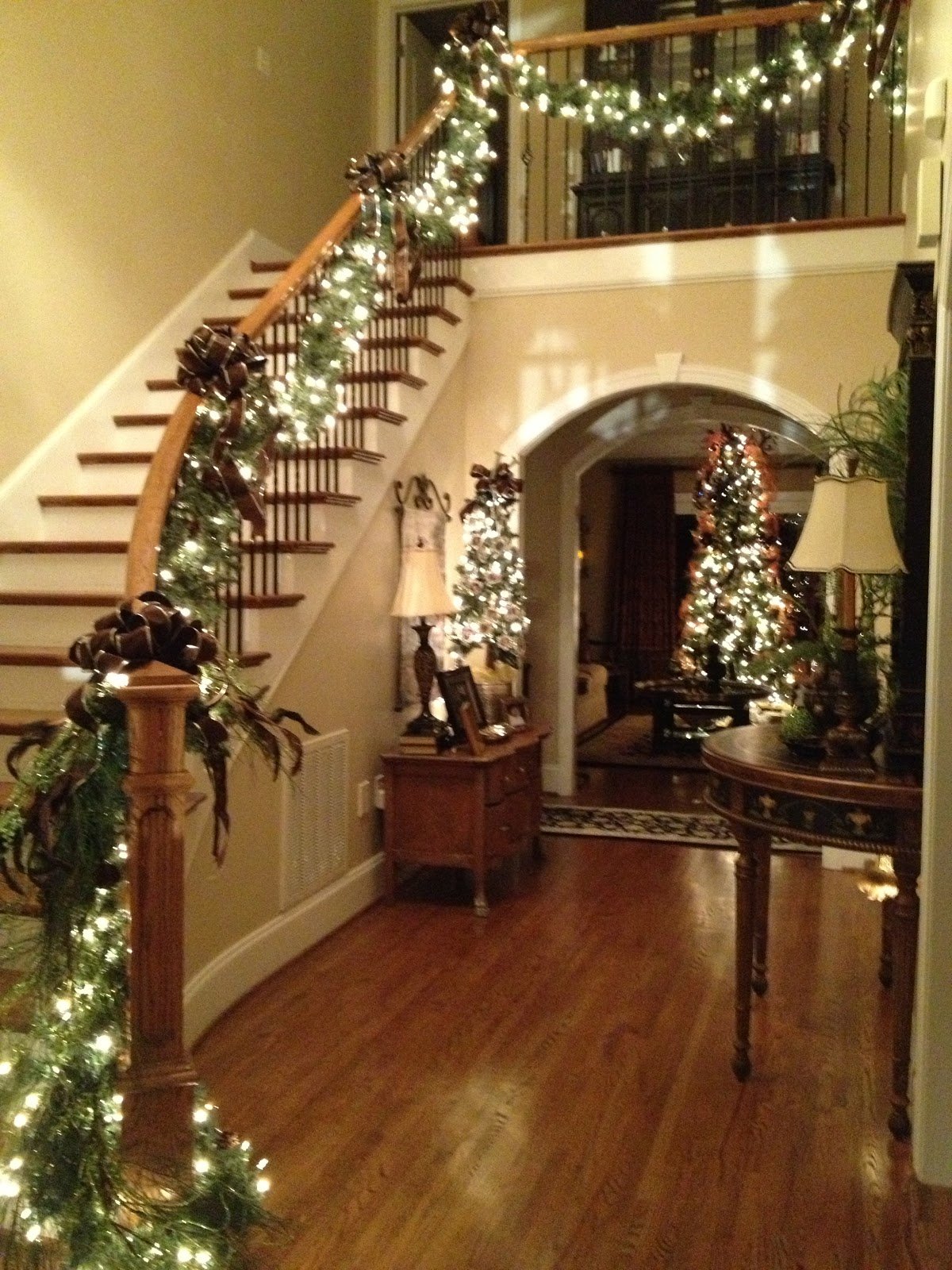 Christmas Staircase Decorations Ideas for This Year