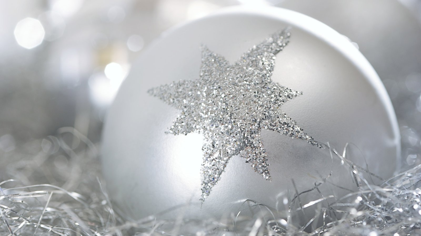 Silver Christmas Ornaments Pictures &amp; Photos