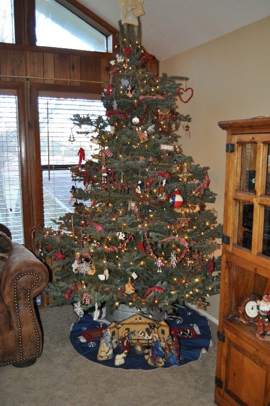 30 Easy and Fun Western Christmas Tree Decorations Ideas - MagMent