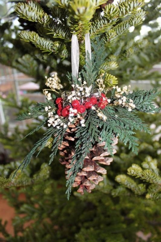 25 Beautiful Pinecone Christmas Ornaments Ideas - MagMent