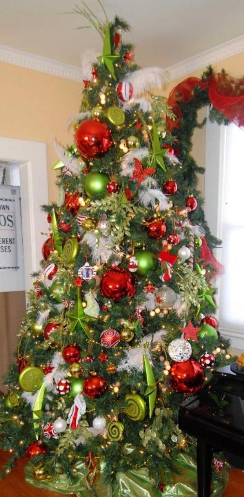 25 Eye Catching Green Christmas Tree Decorations Ideas 