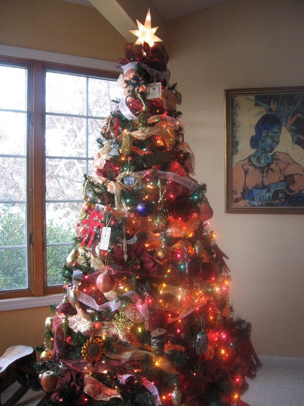 Christmas Tree Decorations With Garland For This Year - MagMent